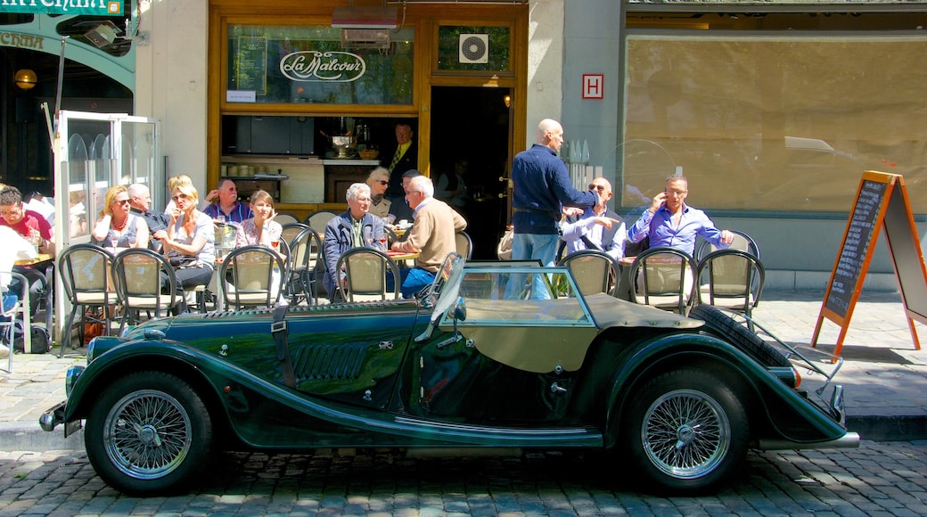 Place du Grand Sablon ofreciendo comidas al aire libre, una ciudad y café