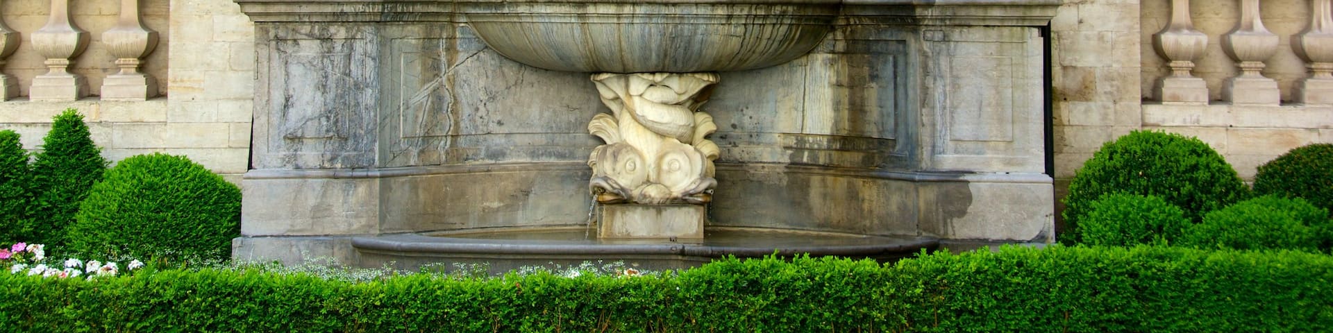 La Grand Place mettant en vedette statue ou sculpture