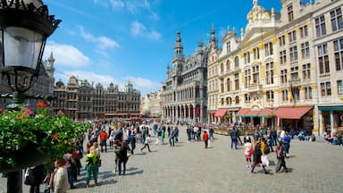 La Grand Place showing a square or plaza, street scenes and heritage architecture