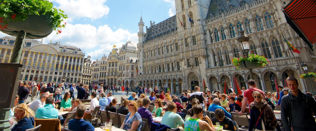 La Grand Place mostrando arquitetura de patrimônio, uma praça ou plaza e jantar ao ar livre
