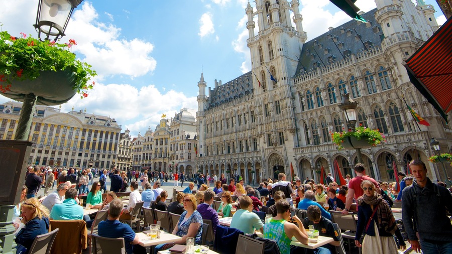 Plaza La Grand Place que incluye patrimonio de arquitectura, escenas urbanas y comer al aire libre