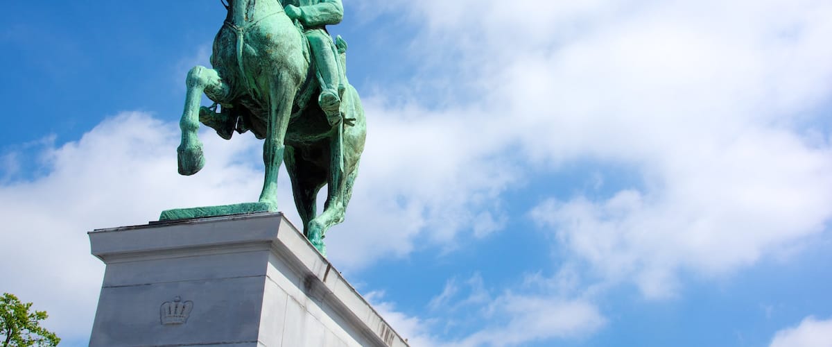 Mont des Arts featuring a statue or sculpture and a monument