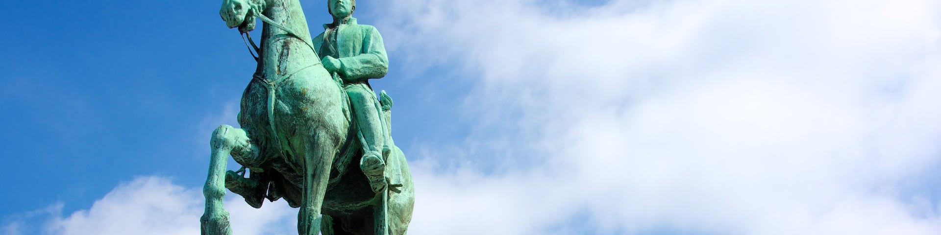 Mont des Arts showing a monument and a statue or sculpture