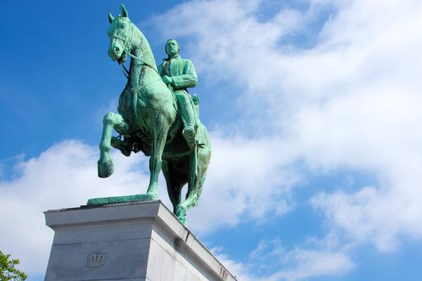 Mont des Arts showing a monument and a statue or sculpture