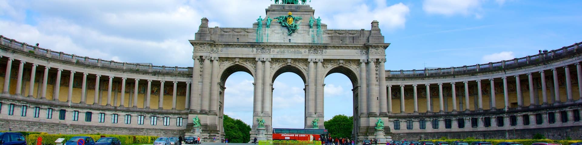 Jubilee Park showing heritage architecture and a garden