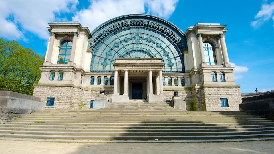 Jubilee Park showing an administrative building and heritage architecture