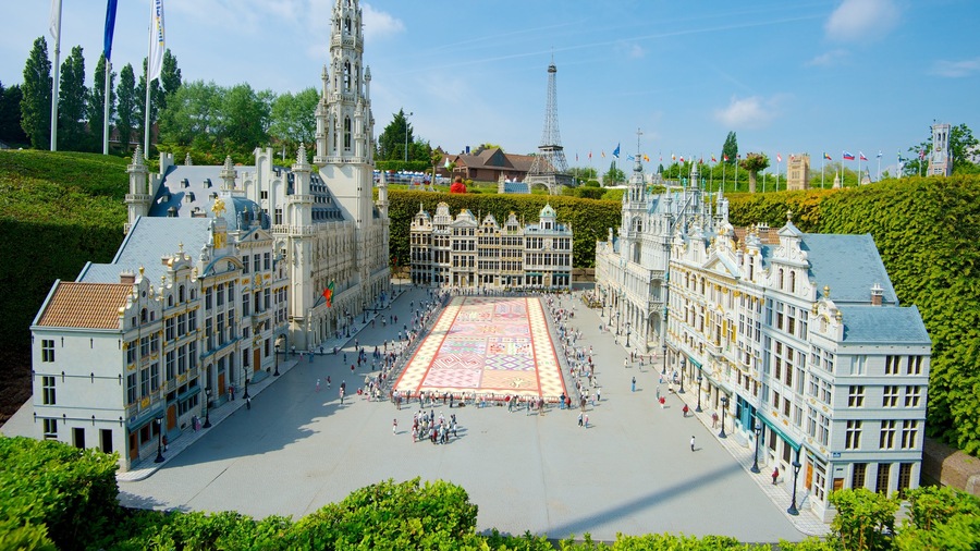 Mini-Europe featuring outdoor art and a city