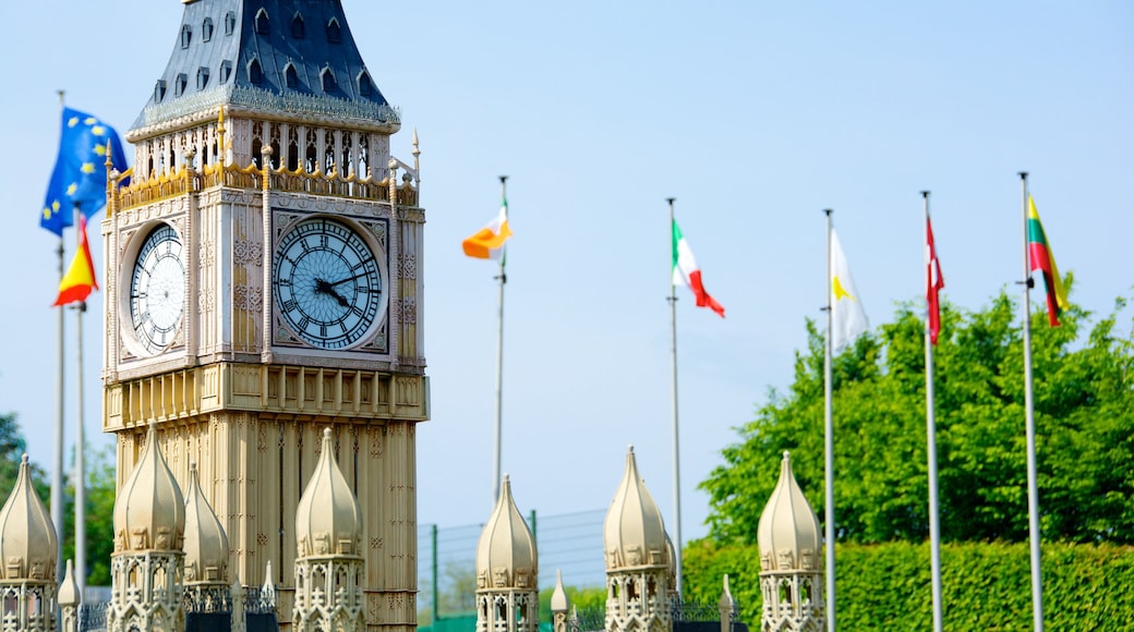 Mini-Europe toont een stad en historische architectuur