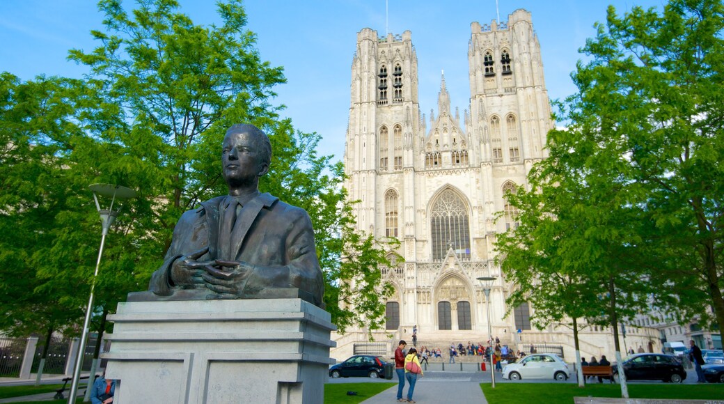 Sint-Michielskathedraal bevat een kerk of kathedraal, een monument en een standbeeld of beeldhouwwerk