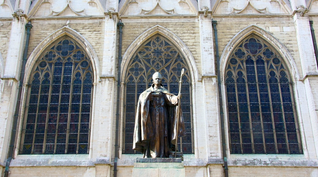 Catedral de San Miguel ofreciendo una estatua o escultura, arquitectura patrimonial y aspectos religiosos