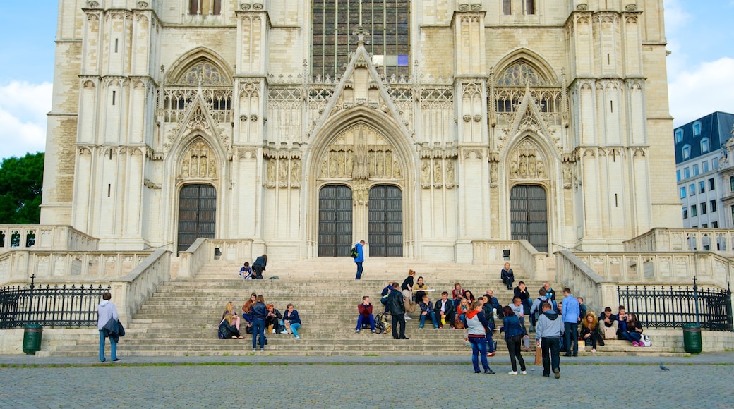 Catedral de San Miguel mostrando una iglesia o catedral, una ciudad y aspectos religiosos