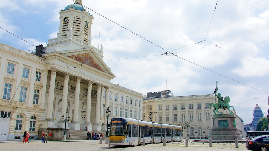 Koninklijk paleis van Brussel toont een stad, spoorwegen en historische architectuur