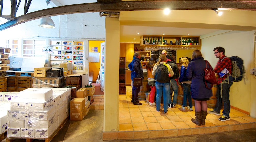 Cantillon Brewery que inclui um bar e vistas internas assim como um pequeno grupo de pessoas