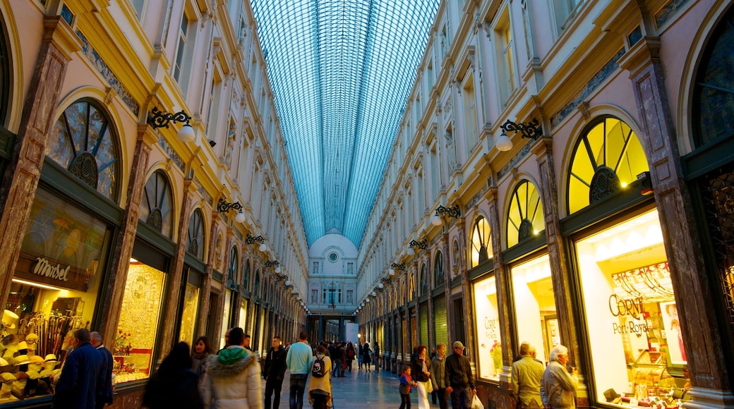 Galeries St. Hubert caratteristiche di shopping, vista interna e architettura d\'epoca