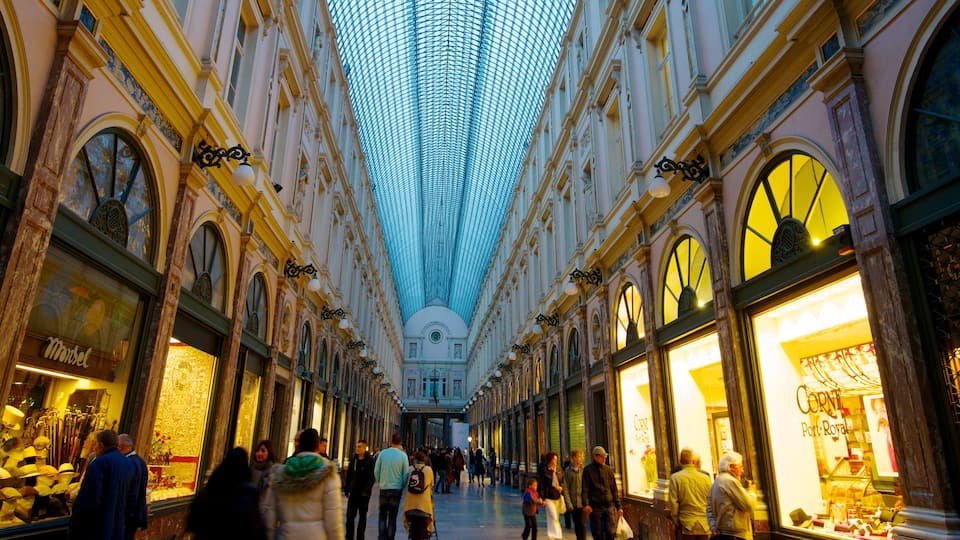 Galeries St. Hubert which includes interior views, heritage architecture and shopping