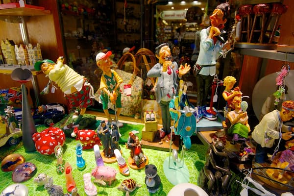 Galeries Saint-Hubert mettant en vedette marchés et vues intérieures