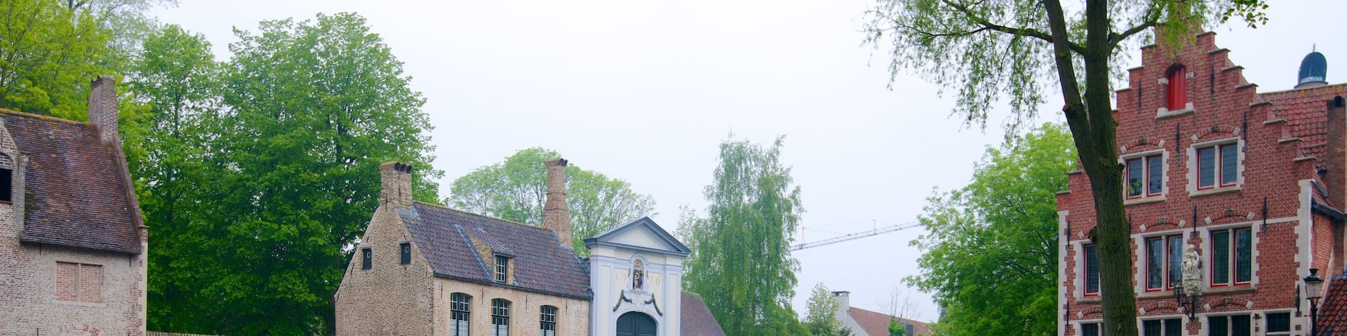Minnewater Park showing heritage architecture, a river or creek and a small town or village