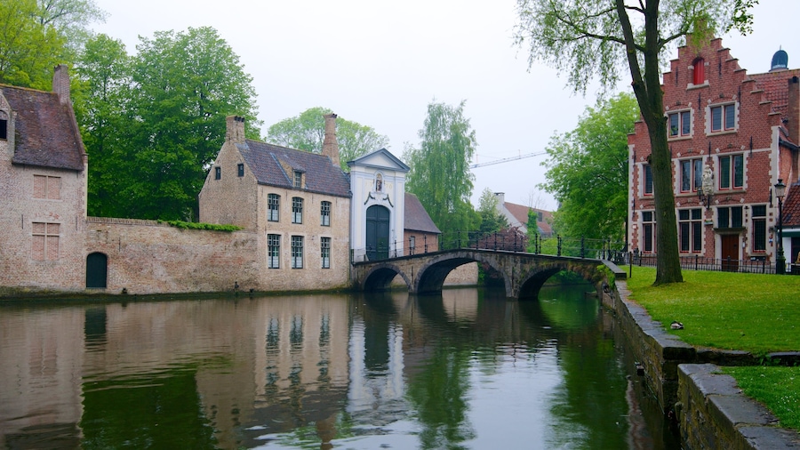 Minnewater Park showing heritage architecture, a river or creek and a small town or village