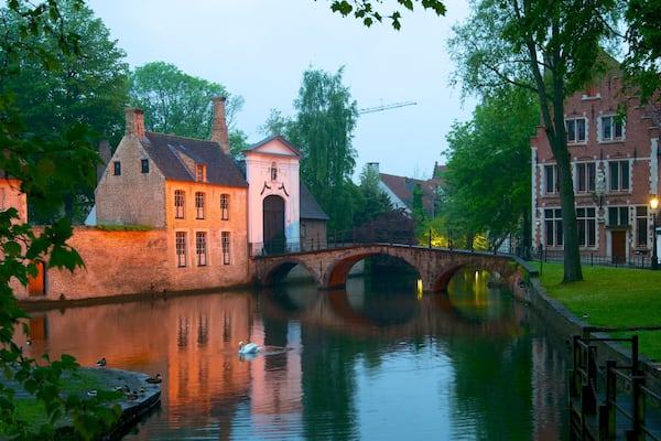 Begijnhof das einen Fluss oder Bach, Brücke und Kleinstadt oder Dorf
