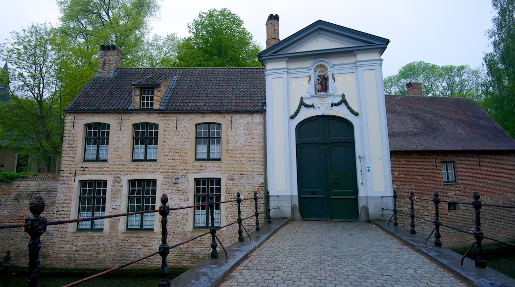 Begijnhof ofreciendo patrimonio de arquitectura