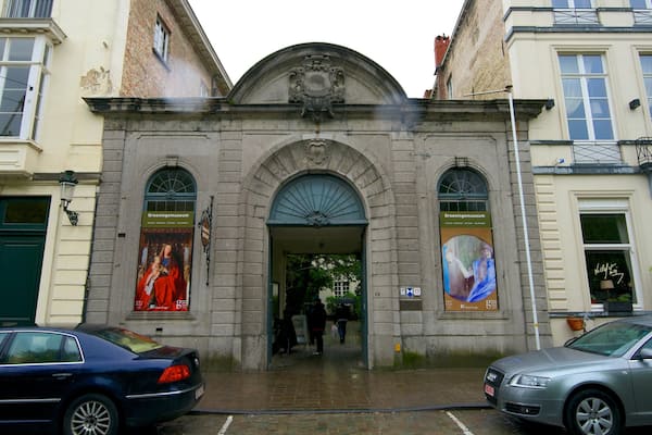 Groeningemuseum welches beinhaltet Stadt, Straßenszenen und historische Architektur