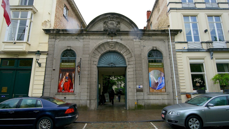 Groeningemuseum showing street scenes, heritage architecture and a city