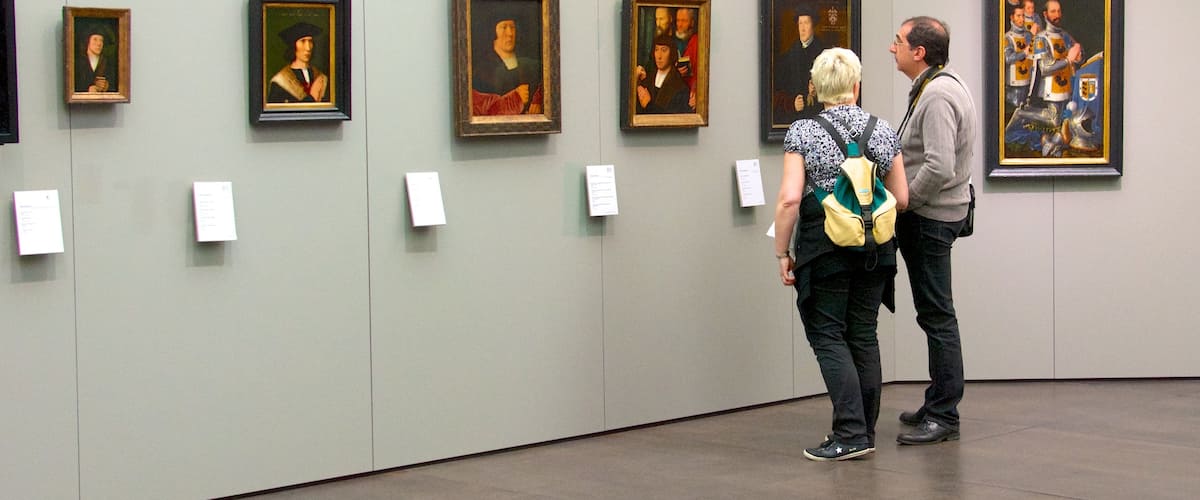 Groeningemuseum qui includes vues intérieures et art aussi bien que couple