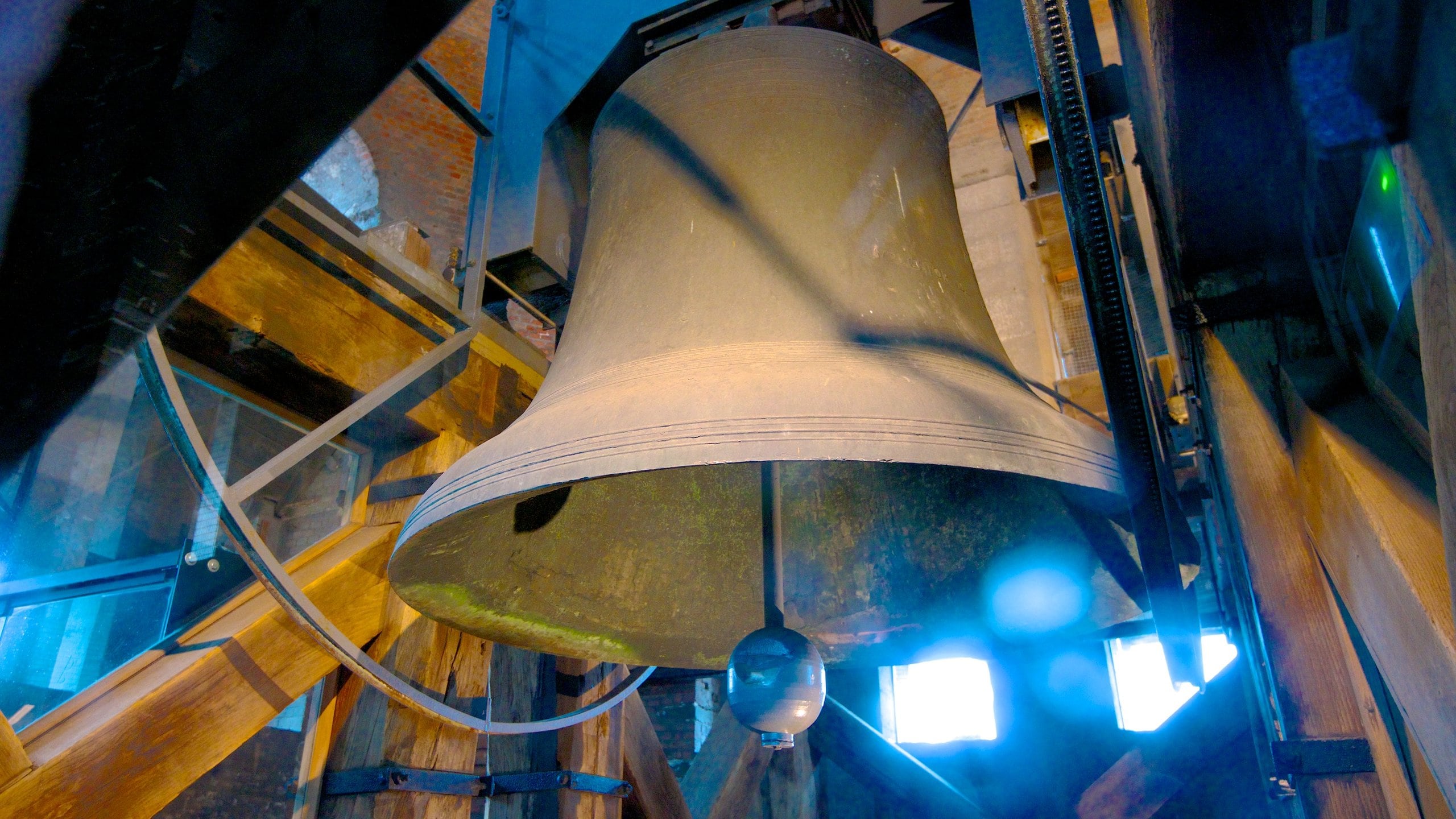 Belfort mostrando una iglesia o catedral y vistas interiores