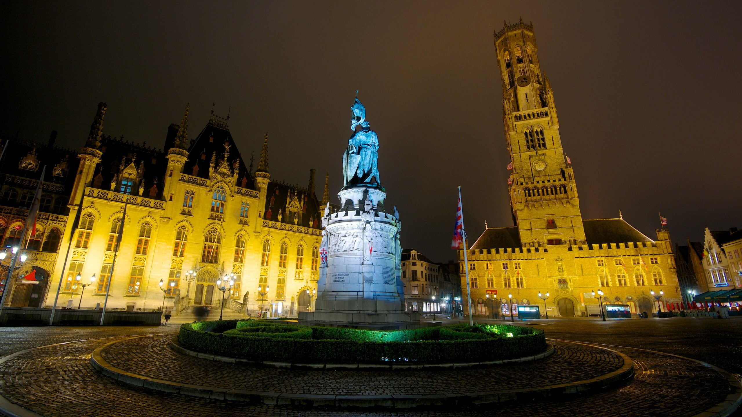 Belfort que incluye escenas nocturnas, un parque o plaza y patrimonio de arquitectura