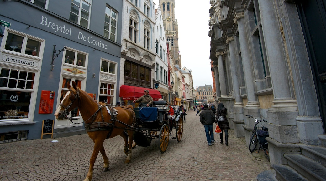 Beffroi de Bruges montrant scènes de rue, ville et équitation