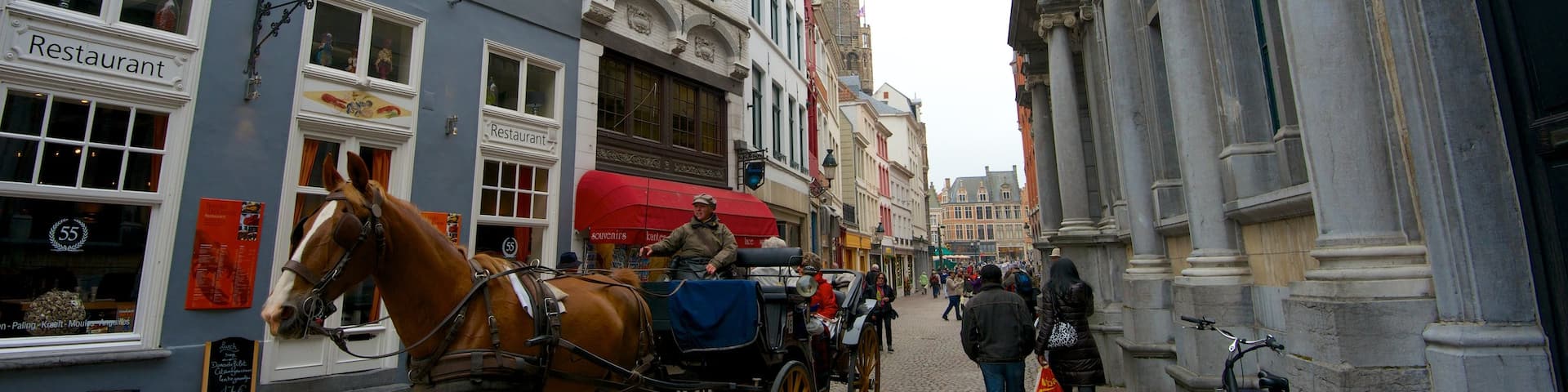 Beffroi de Bruges montrant scènes de rue, ville et équitation