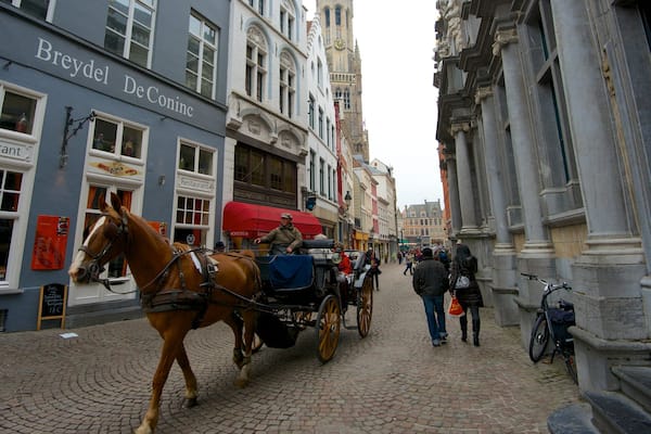 Belfort von Brügge welches beinhaltet Stadt, Reiten und Straßenszenen