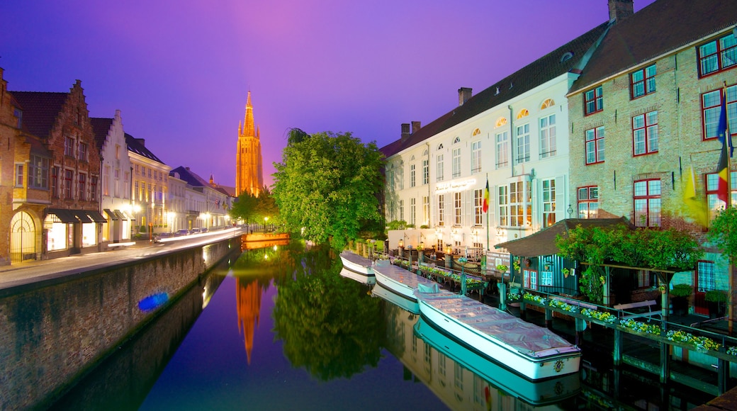 Brugge toont een kerk of kathedraal, een rivier of beek en een huis