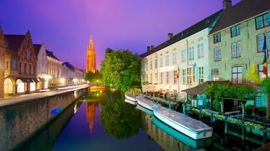 Brugge toont een kerk of kathedraal, een rivier of beek en een huis