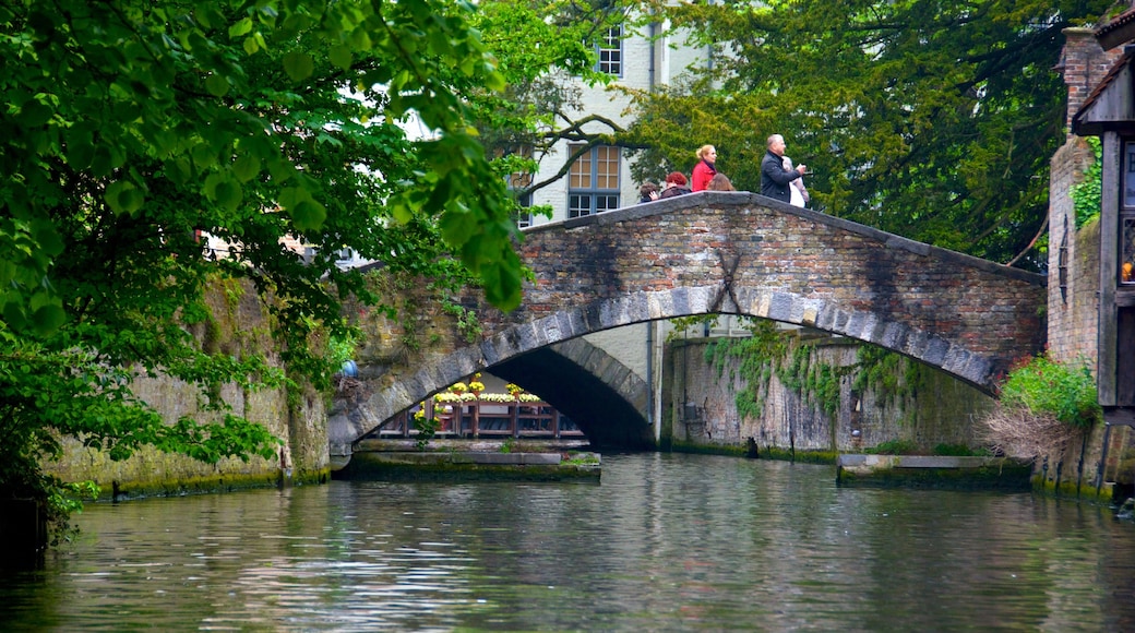 België toont een rivier of beek, historische architectuur en een brug