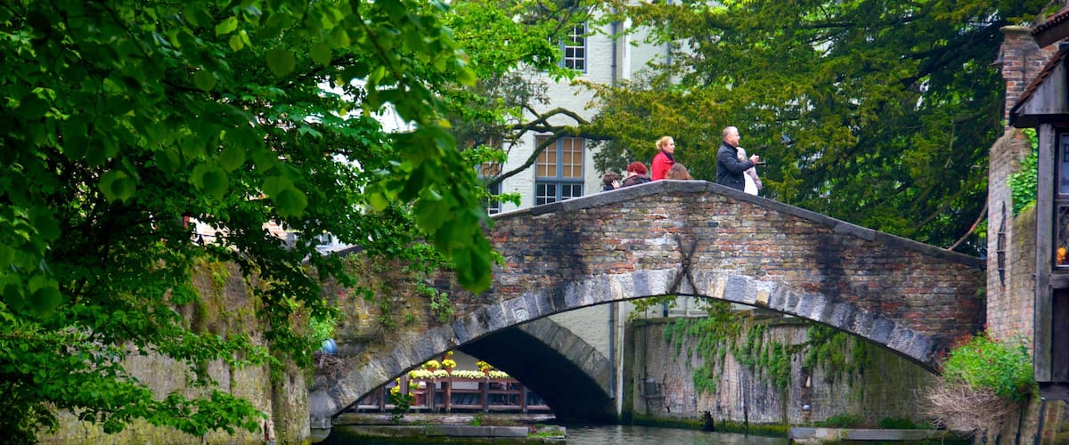 Belgique montrant pont, patrimoine architectural et rivière ou ruisseau