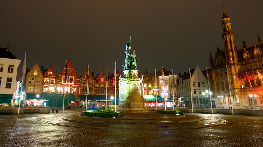 Piazza del mercato mostrando strade, paesaggio notturno e statua o scultura