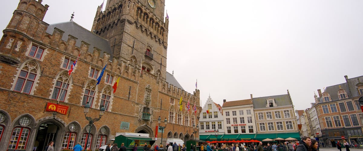 Grand-Place de Bruges ou Grote Markt montrant chĂąteau, ville et scĂšnes de rue