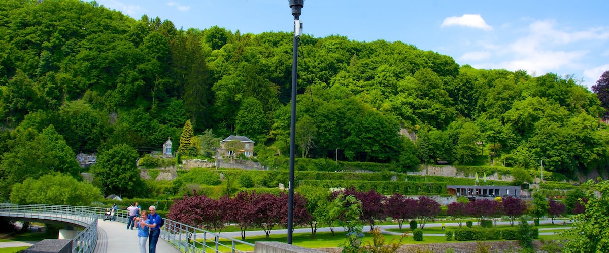 Durbuy ofreciendo un jardín y un puente y también una pareja