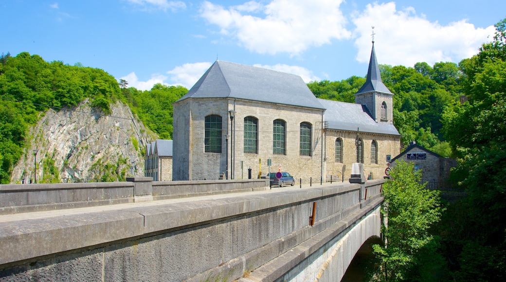 Durbuy presenterar historisk arkitektur, gatuliv och en kyrka eller katedral