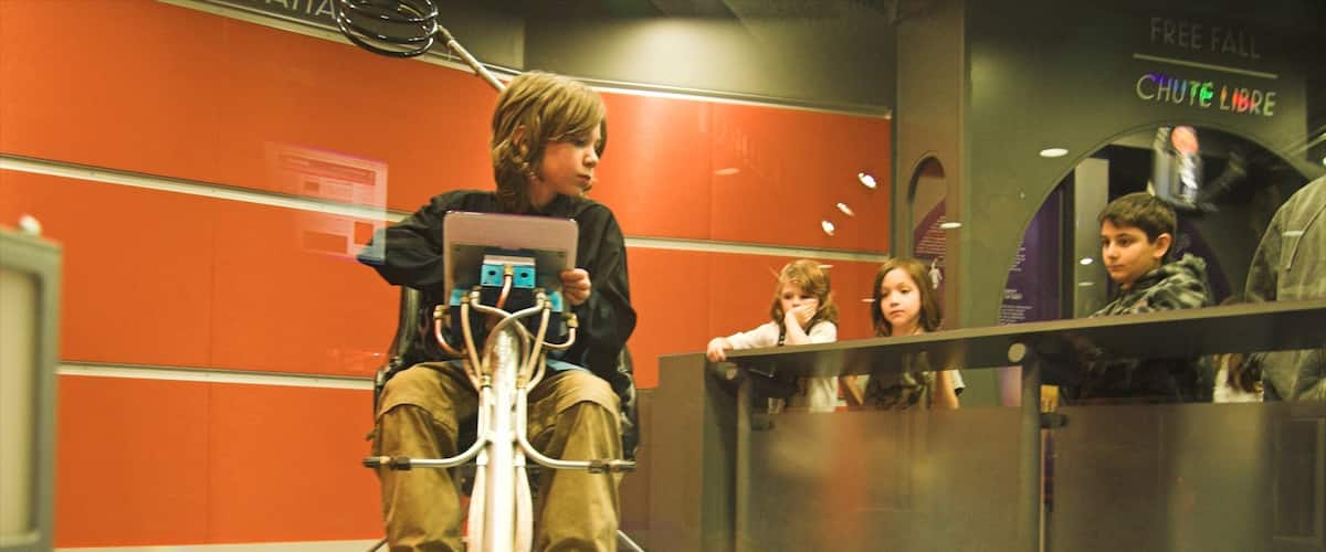 Ontario Science Centre ofreciendo vistas interiores y también niños