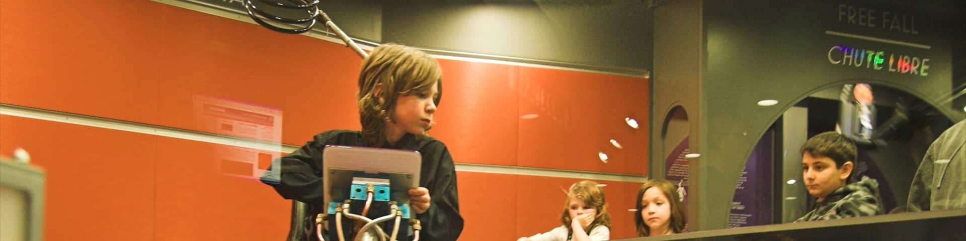 Ontario Science Centre mit einem Innenansichten sowie Kinder