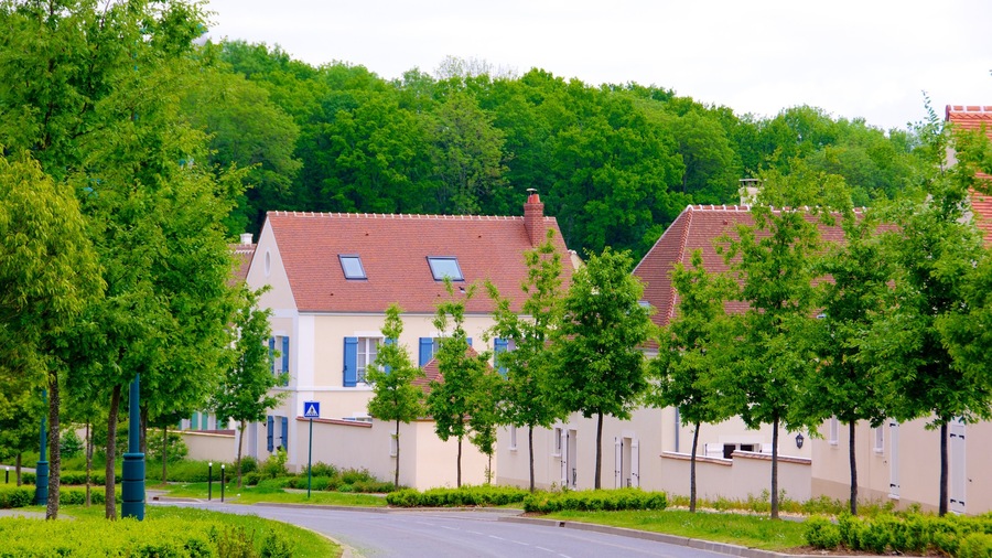 Magny-le-Hongre showing street scenes, a small town or village and a house