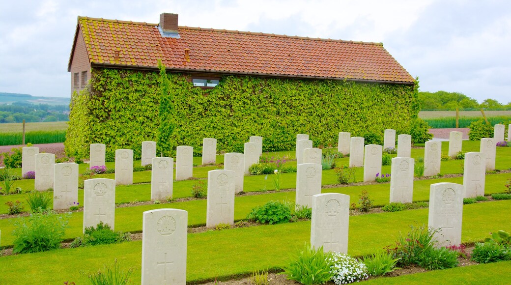 Villers-Bretonneux mostrando uma cidade pequena ou vila, um cemitério e um monumento