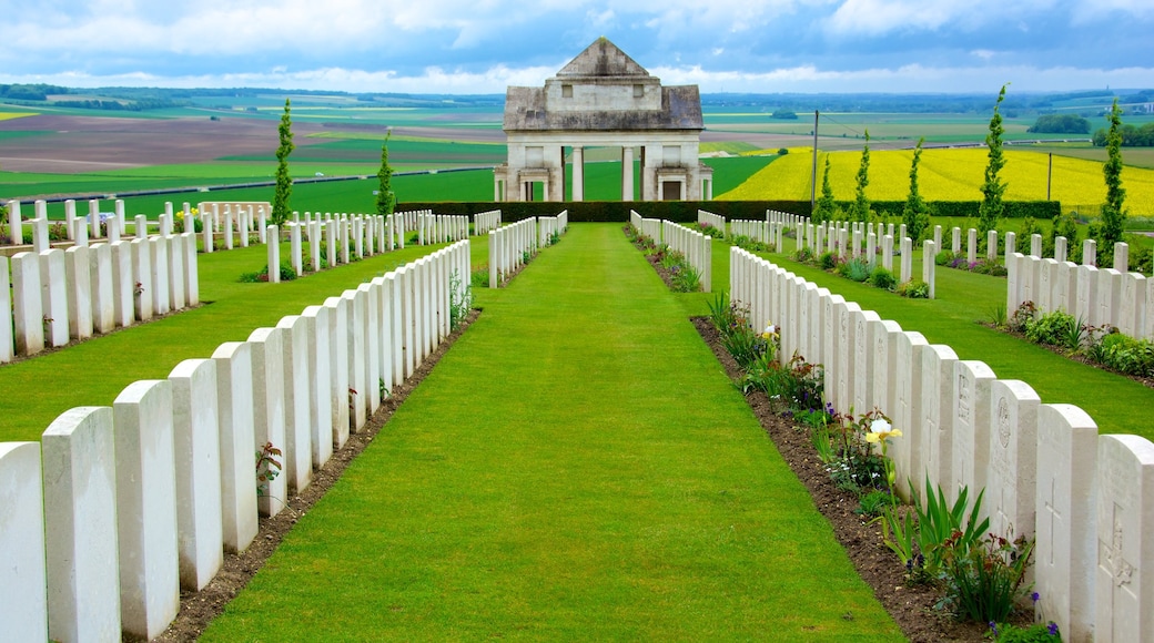 Villers-Bretonneux que incluye un cementerio