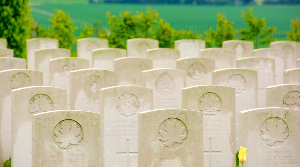 Villers-Bretonneux mostrando señalización, un cementerio y un monumento conmemorativo