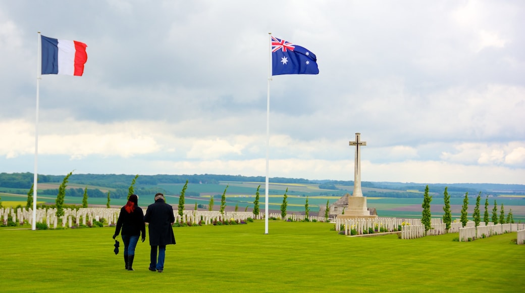 Villers-Bretonneux mit einem Gedenkstätte und Friedhof sowie Paar