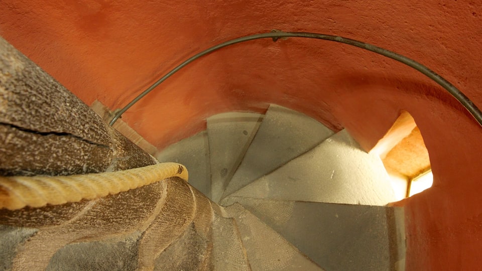 Catedral de Fráncfort ofreciendo una iglesia o catedral y vista interna