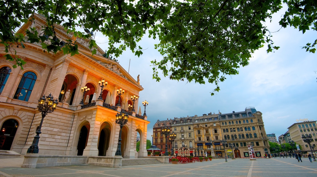 Teatro de la ópera Alte Oper que incluye un parque o plaza, una ciudad y escenas de teatro