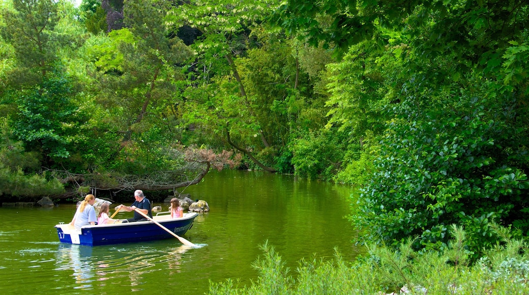 Jardines Palmengarten mostrando un río o arroyo, un parque y botes